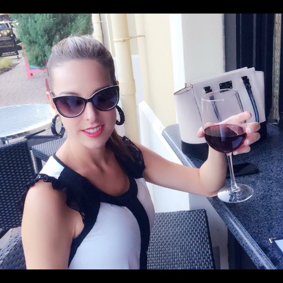 Meet your Posher, Amelie - Picture 1 of 2